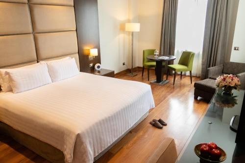 Superior King Room image 7