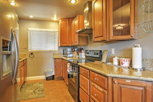 Long Beach Condo with Balcony about 2 Mi to Downtown! in Long Beach, USA
