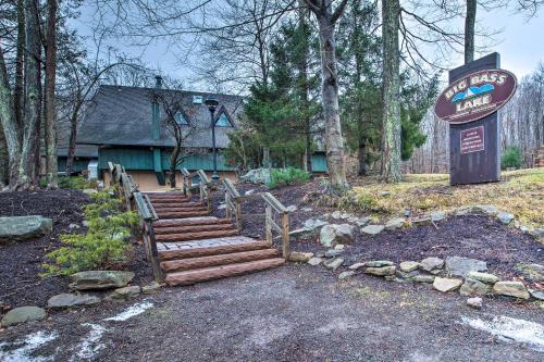 Poconos Cabin with Pool Access 25 Min to Skiing! - image 2