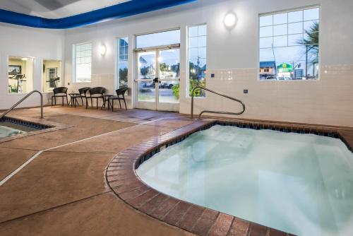 coos bay hotels with jacuzzi