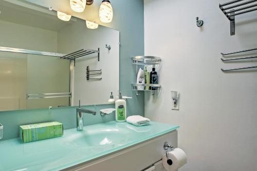 Recently Renovated Long Beach Condo with Balcony! - image 7