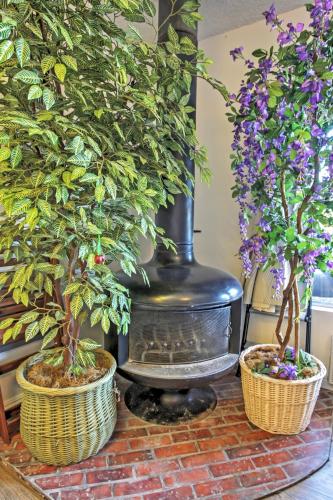 Long Beach Condo with Balcony about 2 Mi to Downtown! in Long Beach, USA