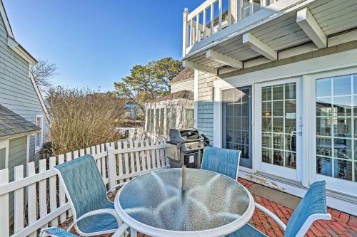 Cape Cod Casa with Ocean View and Pvt Beach Access