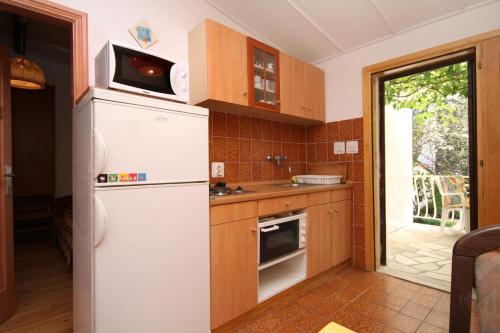 Apartments by the sea Ivan Dolac Hvar - 8711 - image 2