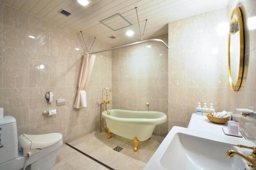 room detail thumbnail 2