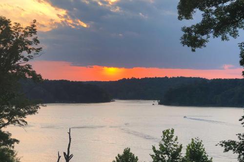 Lakefront Retreat with Dock 8 Mi to Mammoth Cave! - image 10