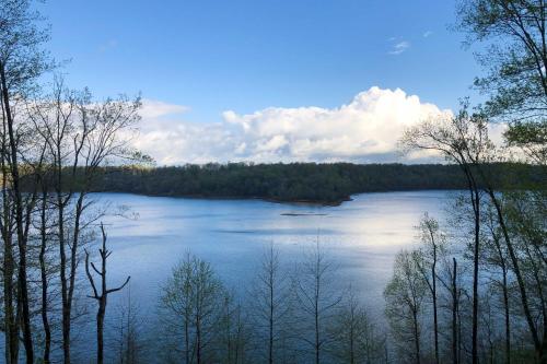 Lakefront Retreat with Views, Near Mammoth Cave!