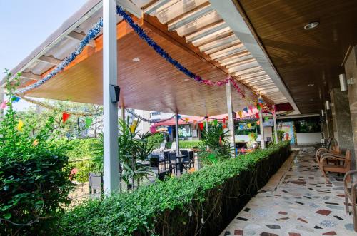 餐廳, 泰拉國尊酒店 (Tara Garden Hotel) in 蘇汪納蓬機場