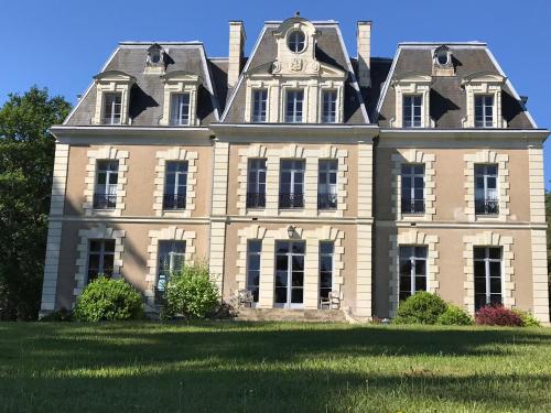 Château des Essards avec piscine et jacuzzi