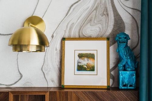 Design awarded interiors with modern space & beautiful park in Old Piedmont - image 6