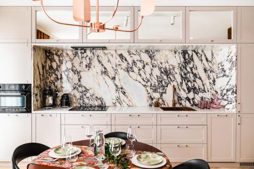 Design awarded interiors with modern space & beautiful park in Old Piedmont - image 8