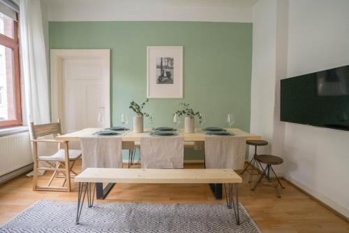 2 bedrooms, 6 beds