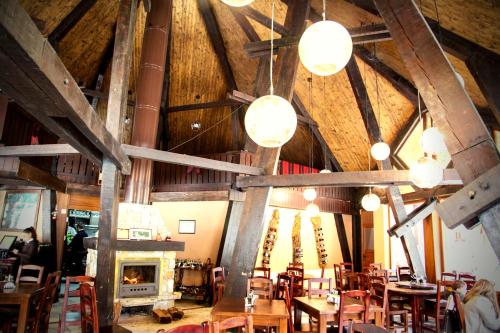مطعم, Hotel Korab Trnica in تيتوفو