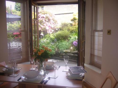 Kingsview Apartment - image 12
