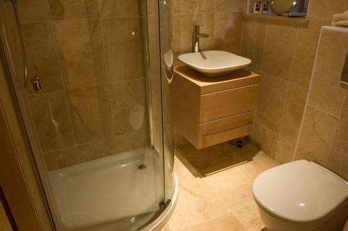 Kingsview Apartment - image 7