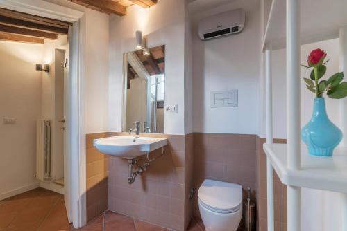 Three bedrooms in world-famous Via Giulia - Wifi A/C Washing machine - image 12