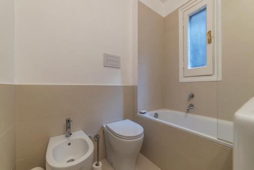 Three bedrooms in world-famous Via Giulia - Wifi A/C Washing machine - image 9