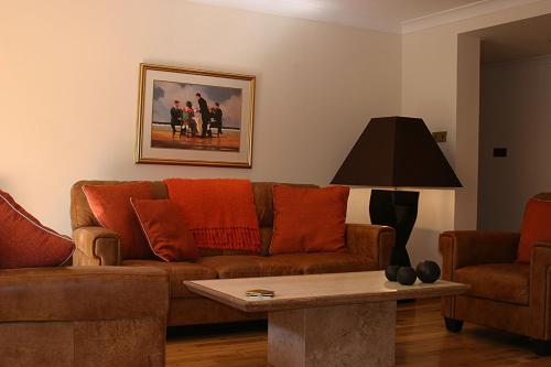 Kingsview Apartment - image 11