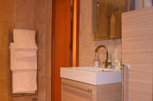 Kingsview Apartment - image 5