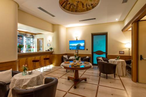 Shared lounge/TV area, Grand Hotel Europa in Molo Beverello