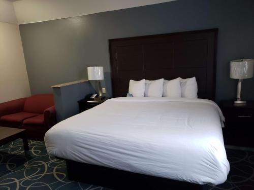 Days Inn & Suites by Wyndham Cleburne TX