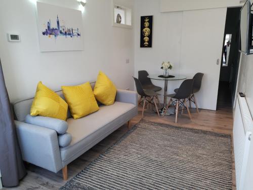 Ground Floor 1 Bed Flat , Sleeps 3/4