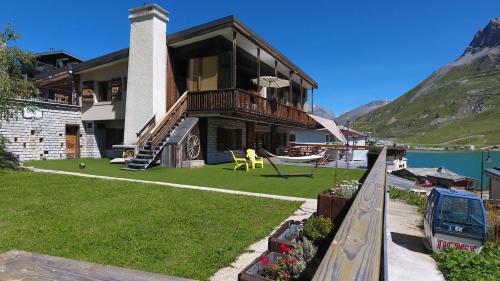 外観, Chalet Canvolan, 7 pièces, 12 personnes, Tignes le Lac, sur terrasse et jardin (Chalet Canvolan, 7 pieces, 12 personnes, Tignes le Lac, sur terrasse et jardin) in ティニュ