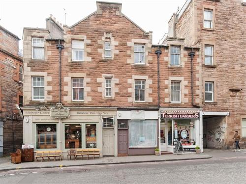 Bright and Modern Causewayside Apartment
