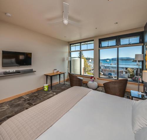 Island Inn at 123 West - image 5