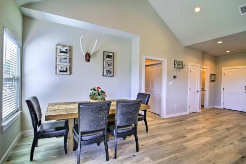 303 Wine Down Hill Country Home 1Mi to Winery! - image 2
