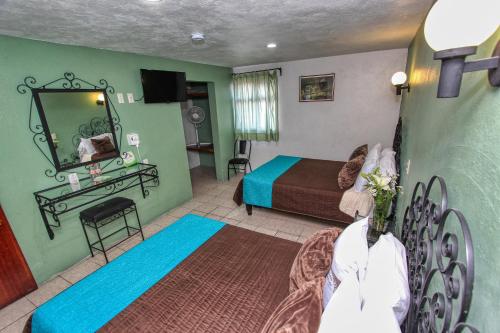 Double Room with Two Double Beds image 7