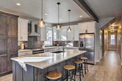 Custom Modern Retreat about 1 Mile to Downtown and Lake! - image 14