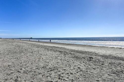Sunny Studio with Pool - 4 Mi to Cherry Grove Beach! in Little River, USA