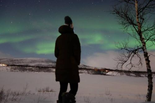 Aurora mökki porealtaalla Lapissa Tenojoen rannassa