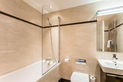 Bathroom, Golf Apartment @ Carus Green in Kendal Strickland