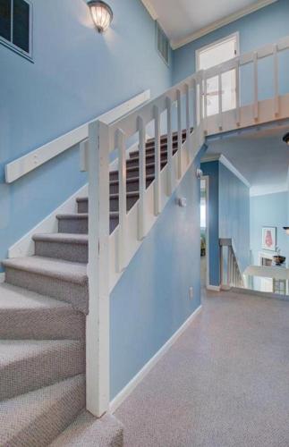11E Mariners Walk - image 2