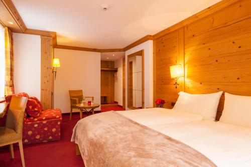2 twin beds, 1 sofa bed