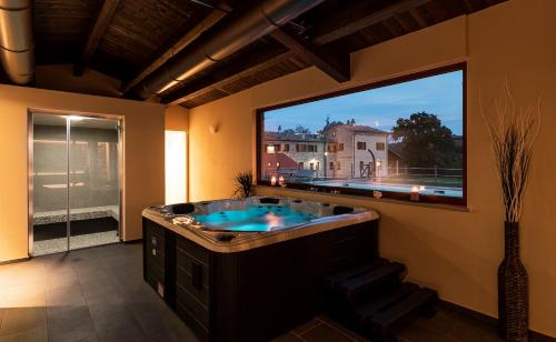 Hot tub, Agriturismo Casale San Lorenzo in Ostra Vetere