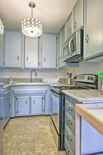 Downtown Long Beach Condo - 1 Mi to Boardwalk! in Long Beach, USA