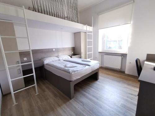 1 double bed, 1 twin bed