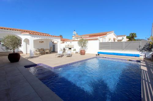 LEON INMO Villa Ilona - 10170 - Accommodation - Empuriabrava