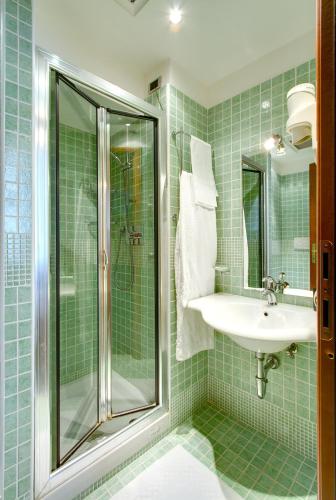 衛浴, 柯羅飯店 (Corot Hotel) in 羅馬