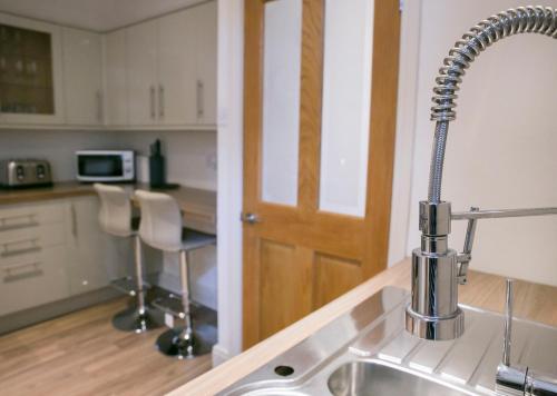 Harlow apartment - image 4