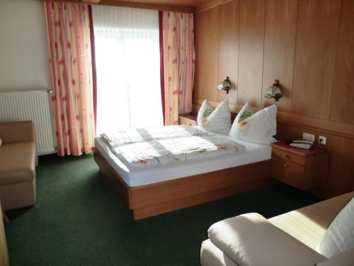1 queen bed, 2 sofa beds