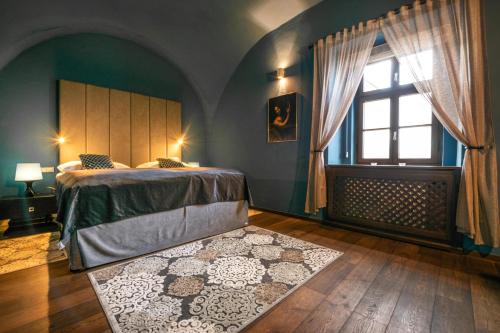1 king bed, 1 sofa bed
