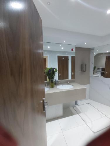 Eagle Hotel Luton Airport - image 10