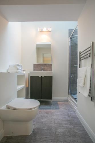 Three-Bedroom Townhouse image 2