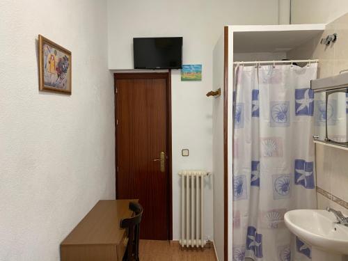 Hostal Internacional - Tap to explore photos