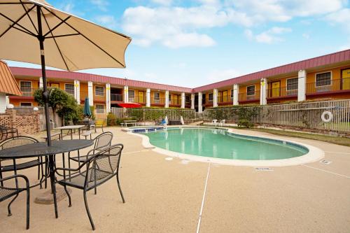 Economy Inn & Suites in Denton