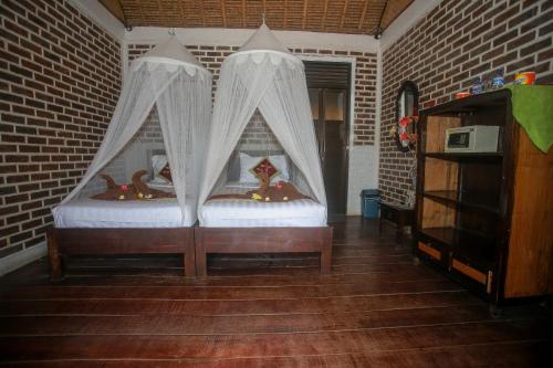 2 twin beds